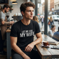 💎 ¡50% DE DESCUENTO! 💎 Camiseta divertida para hombre "Déjame preguntarle a mi esposa" – Mezcla de algodón premium, corte atlético y humor que inicia conversaciones 😄👕