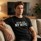 💎 ¡50% DE DESCUENTO! 💎 Camiseta divertida para hombre "Déjame preguntarle a mi esposa" – Mezcla de algodón premium, corte atlético y humor que inicia conversaciones 😄👕