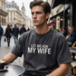 💎 ¡50% DE DESCUENTO! 💎 Camiseta divertida para hombre "Déjame preguntarle a mi esposa" – Mezcla de algodón premium, corte atlético y humor que inicia conversaciones 😄👕