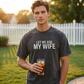 💎 ¡50% DE DESCUENTO! 💎 Camiseta divertida para hombre "Déjame preguntarle a mi esposa" – Mezcla de algodón premium, corte atlético y humor que inicia conversaciones 😄👕